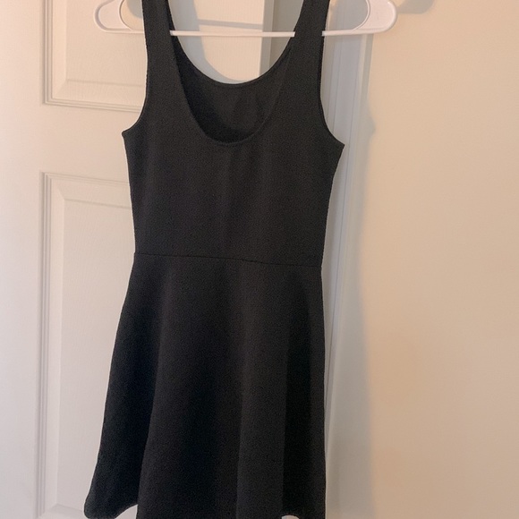 H&M black dress. Great condition. Size 4 - Picture 2 of 2